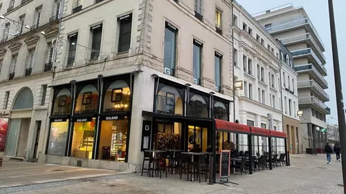 Le Mans : enseigne historique de la place de la République, la...